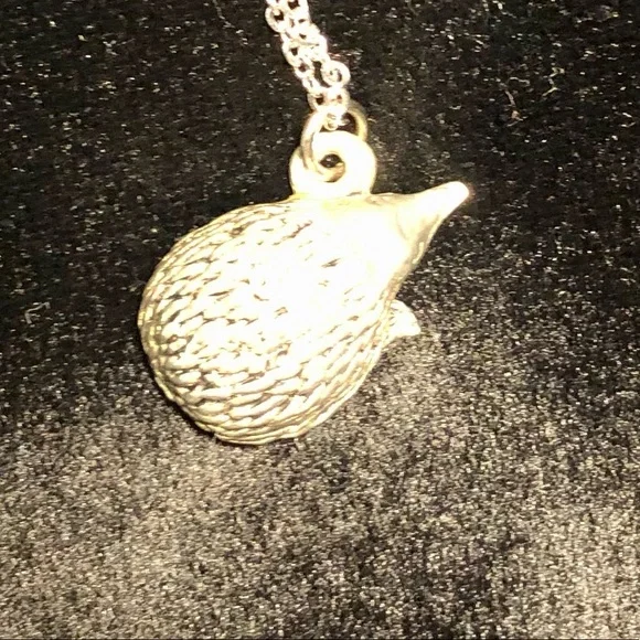 Hedgehog necklace - Picture 3 of 6
